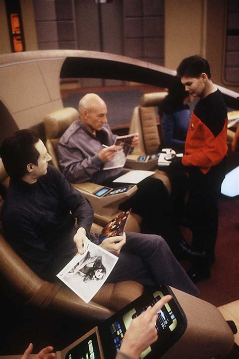 Handi Take A Peek Behind The Scenes With The Cast Of Star Trek The
