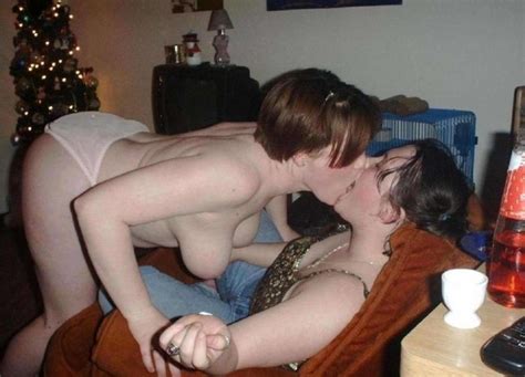 Jeunes Lesbiennes Chaudes S Excitent En S Embrassant Plaisir