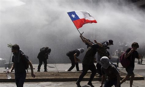 Sigue después de este anuncio. Chile: levante popular contra arrocho toma as ruas de ...