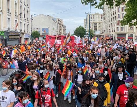 gay pride la marche des fiertés à paris en huit photos le parisien