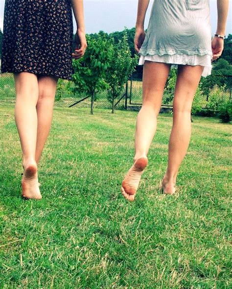 Pin By Sandaline On Barefoot Models Girl Model Legs