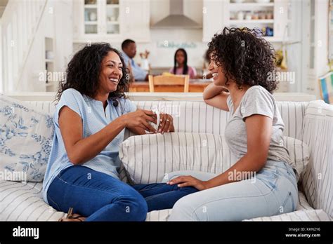 Madre Hablando Con Su Hija Adolescente En El Sofá Fotografía De Stock