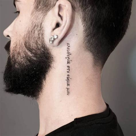 Tatuaje De Una Frase En Aleman Rodeando El Cuello Tatuajes En El Cuello