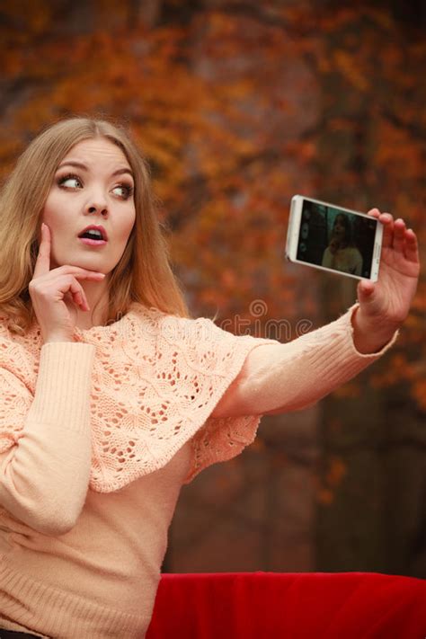 Rozochocona Blondynki Dziewczyna Bierze Selfie Zdjęcie Stock Obraz