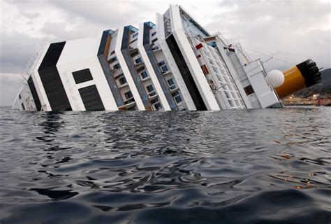 Das schiff sei im gegenteil langsam gesunken, sagt er. Costa Concordia (2012) and Titanic (1912): An Ominous ...