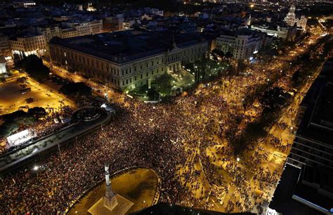 La plaza de colón de madrid es hoy domingo 13 de junio, desde las 12:00 de la mañana, hora peninsular española, escenario de una manifestación en contra de la posible concesión de guerrillerosglobales | Madrid, vista desde arriba.36.000 o ...