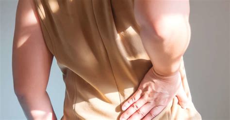 Lower right back pain in seniors may signal health issues involving other internal organs, particularly those in the middle back, pelvic, or abdominal area. 6 causes of left and right flank pain