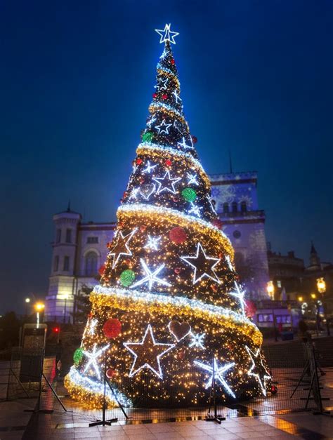 Standard Giant Christmas Tree • Adal