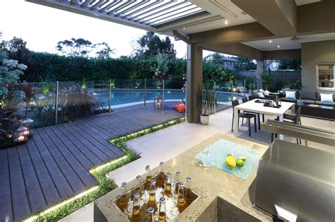 A designer outdoor entertaining area built to party - Completehome