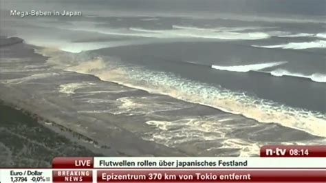 15 der tödliche tsunami, der viele tausende menschenleben gekostet hast, war gigantischer als zunächst. Japan Erdbeben Stärke 9 0 Folge Tsunami Welle - YouTube