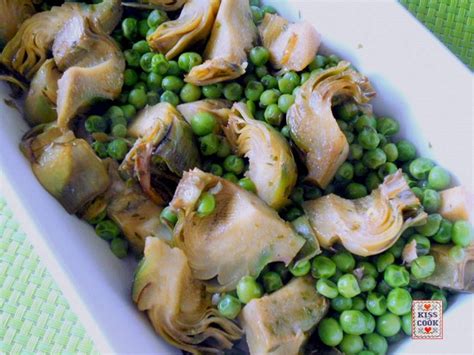 I carciofi sono gli ortaggi più fioriti che madre matura ci concede nella stagione che va considerati erroneamente dei fiori, i carciofi sono inflorescenze, un insieme di piccoli fiori (la barba. Carciofi e piselli