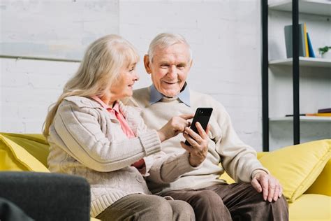 Premium Photo Senior Couple Using Smartphone