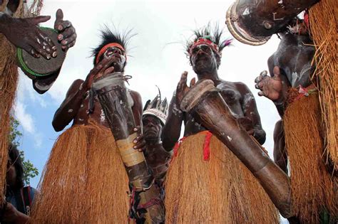 Alat musik ritmis juga berfungsi menjadi penanda yang biasanya digunakan oleh komposer musik. Alat Musik Tifa Papua - Jenis, Fungsi, Bentuk, Cara ...