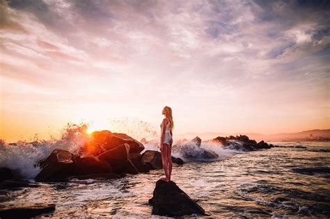 fondos de pantalla luz de sol mujeres al aire libre mujer modelo puesta de sol mar rock