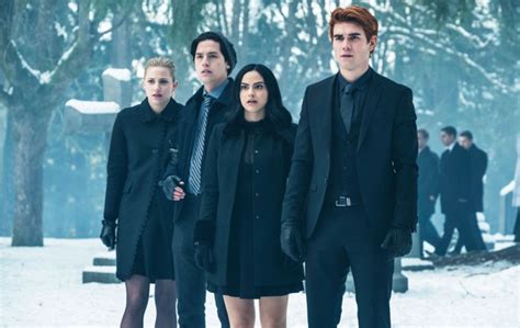 *clearly doesn't know if her friends are okay*. Riverdale Staffel 2: Das große Geheimnis ist gelüftet
