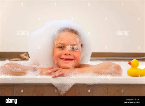 junge bedeckt in den sprechblasen in badewanne stockfotografie alamy