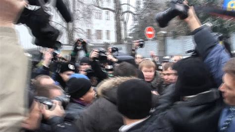 Это прекрасный праздник, который сближает знакомых и. День объятий, свобода и новые методы Януковича - YouTube