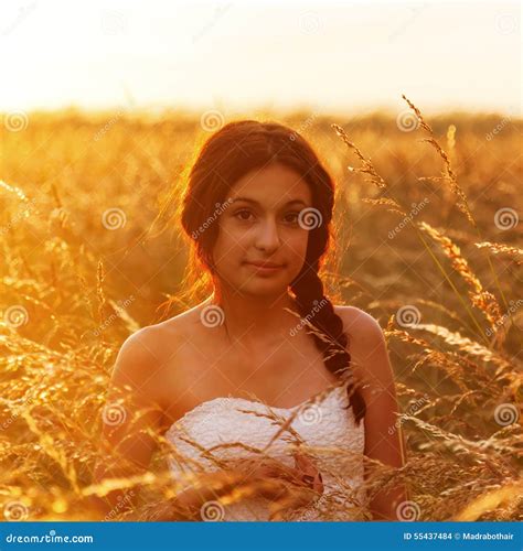 Leuk Jong Meisje In Een De Zomerweide Stock Foto Image Of Lang Haar