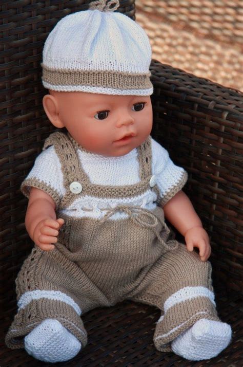 Geringe versandkosten, da im briefumschlag möglich. Stricken Sie diese praktischen Puppenkleider mit superweichem Baumwollgarn Design: Målfrid ...