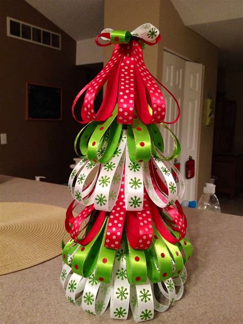 For this bow, i used my super simple trick to make bows. Midwestern Paradise: New Christmas Favorites: DIY Decor ...