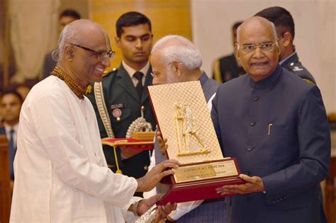 President Presents Gandhi Peace Prize Dynamite News