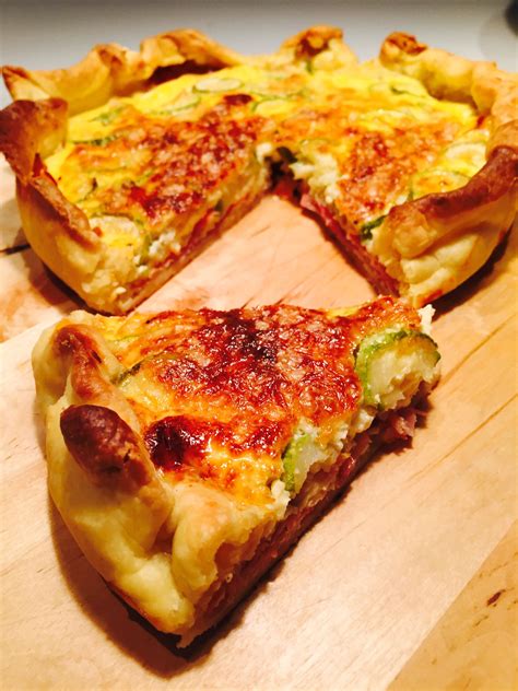 1 fetta di zucca, 100 g di speck, 100 g di provola, 50 g di parmigiano grattugiato, 1 cipolla, rosmarino q.b., pepe q.b., olio extravergine di oliva q.b. Quiche speck zucchine e provola - - Ricette veloci dopo ...