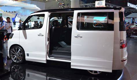 Dengan bentuknya yang mengkotak alias boxy, ternyata malah menjadi kelebihan dari daihatsu luxio. modifikasi: modifikasi luxio 2019