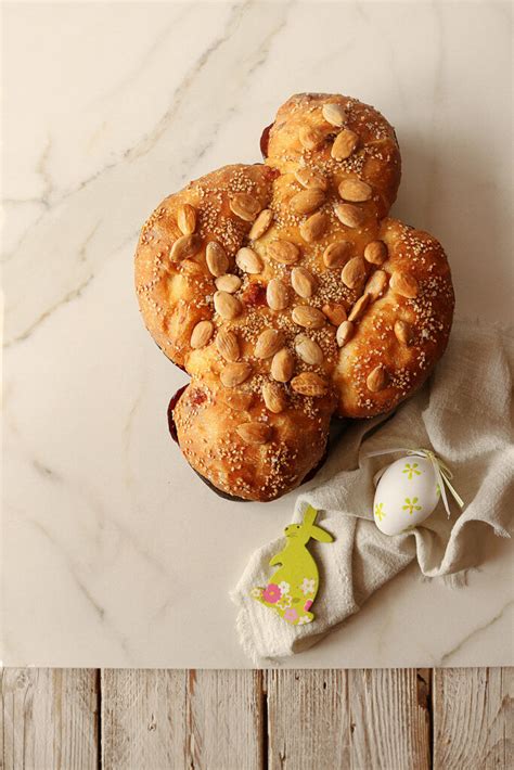 Colomba Salata Con Scamorza Affumicata Pomodori Secchi E Origano