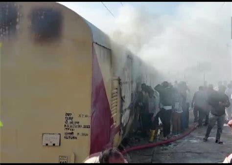 मुंबई शालीमार एक्सप्रेस ट्रेन में आग लगी यात्री सुरक्षित