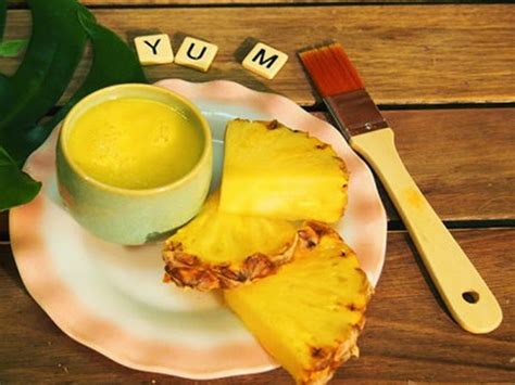 Nanas adalah buah yang mengandung enzim bromelain. Khasiat nanas dalam kecantikan dan kesihatan