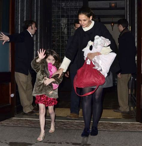 Katie Holmes Suri Cruise Play At The Chelsea Piers Photos Huffpost