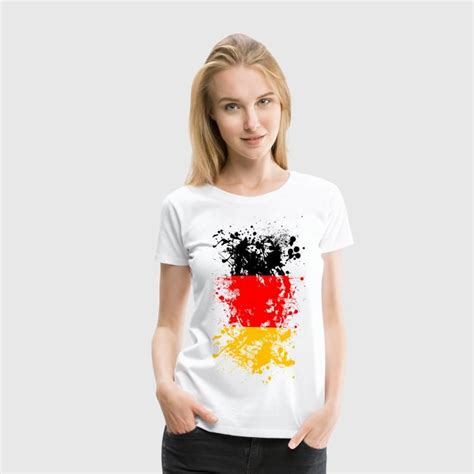 Setze mit der schwebenden deutschland flagge ein deutliches zeichen und zeige, für welche mannschaft, welches team. Deutschland Flagge Fußball T-Shirts - Frauen Premium T ...
