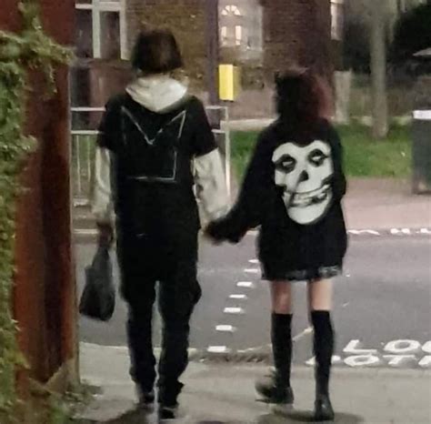 Pin By Across The Water Vashti On Imitar Grunge Couple Cute Couples Emo Couples