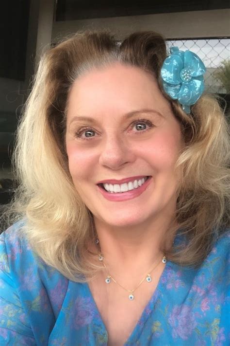 Vera fischer volta ao cinema aos 67 anos e surpreende o público. Vera Fischer posa com flor azul e sorrisão no rosto para ...