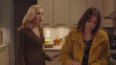 Στο αποψινό και τελευταίο επεισόδιο, η αθηνά ανησυχεί για τον πέτρο, και ενώ αρχίζει να αμφιβάλλει για την απόφασή της να παραδώσει τα χρήματα στον βασίλη, ένα αναπάντεχο γεγονός θα κλονίσει συθέμελα την οικογένεια καρούζου. ΕΡΩΤΑΣ ΜΕ ΔΙΑΦΟΡΑ: ΕΠΕΙΣΟΔΙΟ 11 · Epeisodia.com