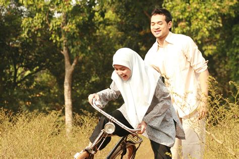 Temat, oka antara, reza rahadian and others. Kontroversi Dalam Novel Perempuan Berkalung Sorban Full ...
