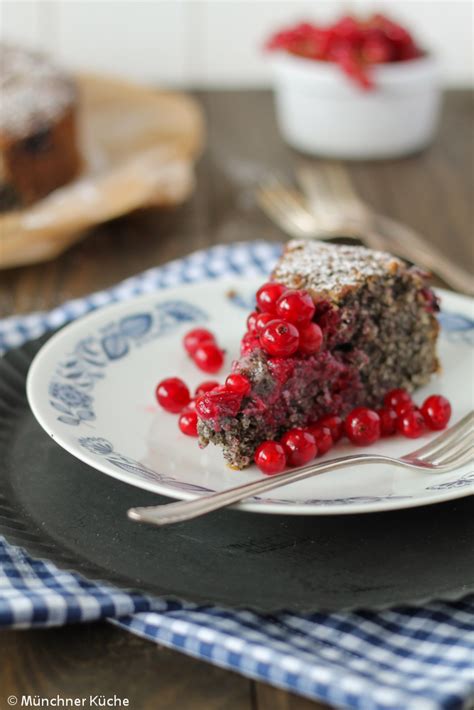 Ein normales käsebrot mit gewürzgurke zum abendessen beispielsweise oder eben ein einfacher kuchen aus rührteig mit apfel oder birne. Mohn-Mohnback-Johannisbeere-Kuchen-2 - münchner-küche