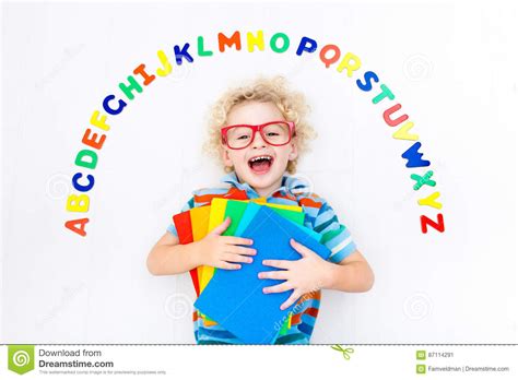 Kind Das Buchstaben Des Alphabetes Und Des Ablesens Lernt Stockbild