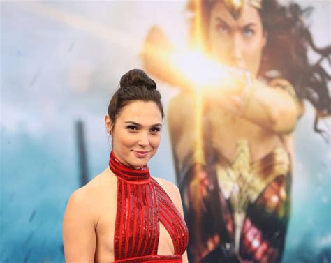 Gal Gadot Just Posed With The Og Wonder Woman Lynda Carter At The