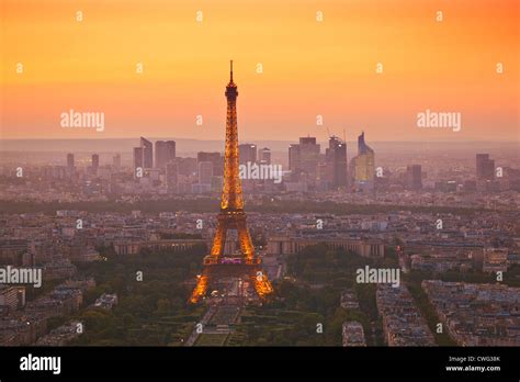 Horizonte De París Al Atardecer Mostrando La Torre Eiffel Y Las Zonas