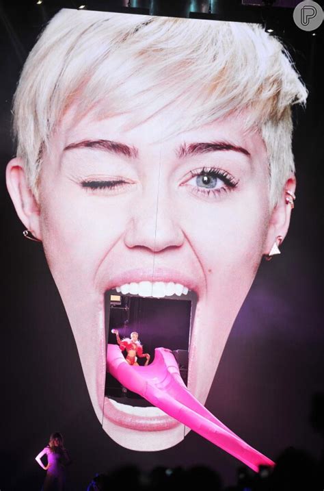Foto Miley Cyrus Está Em Turnê Pelos Eua Com O Polêmico Show Bangerz