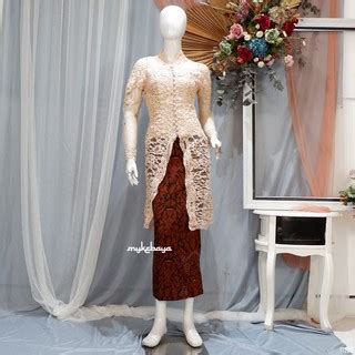 Bagi anda yang menyukai model pakaian kancing depan,di butik batik kami ini juga menyediakan pilihan busana batik tersebut untuk anda. KEBAYA BROKAT SHANGHAI MODERN BROKAT KANCING DEPAN/ KEBAYA ...