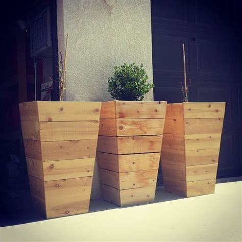 However, what i actually do is just use a double deck box for a single deck. tapered cedar planter boxes for http://www.bowerpowerblog.com/2015/04/20-tall-planters/ | Diy ...