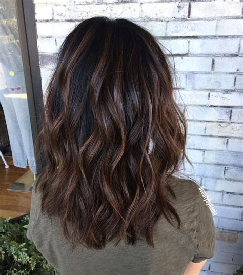 Highlight hairstyles for curly hair. Medium-Length Wavy Haircut With Choppy Layers in 2020 ...