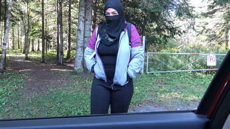 Une Musulmane Ill Gale En Hijab Surprise Par La Police Allemande Xhamster