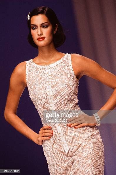 Le Top Model Yasmeen Ghauri Lors Du Défilé Valentino Collection