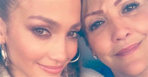 Jennifer Lopez And Her Mom Selfie August 2017 Popsugar Latina