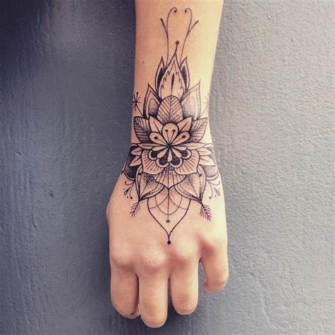 Tatuaggi piccoli significativi, tattoo fiore di loto piccolo con puntini sulla caviglia. Pin su Tatuaggi femminili