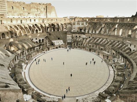 Al Centro Dellarena Per Vivere Il Colosseo A 360 Gradi