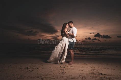 Coppie Romantiche Sulla Spiaggia Del Th Durante Il Tramonto Immagine